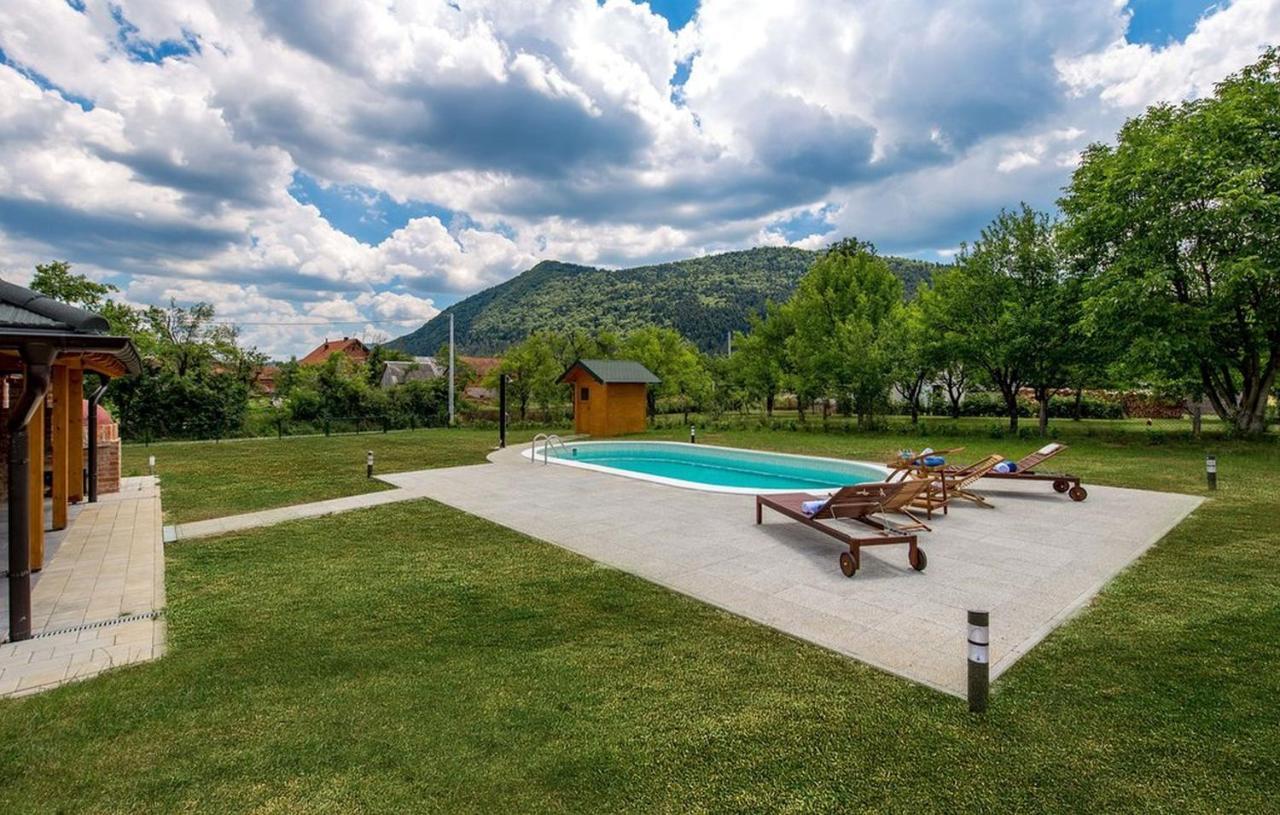 V'S Place - Wooden House With Heated Pool And Outdoor Sauna オトチャッツ エクステリア 写真